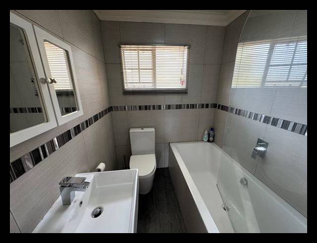 2 BEDROOM TOWNHOUSE FOR SALE IN VAN RIEBEECK PARK